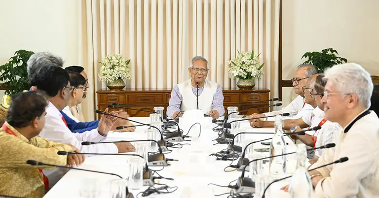 প্রধান উপদেষ্টার সঙ্গে রাজনৈতিক দল ও সংগঠনের নেতারা (ফাইল ছবি)